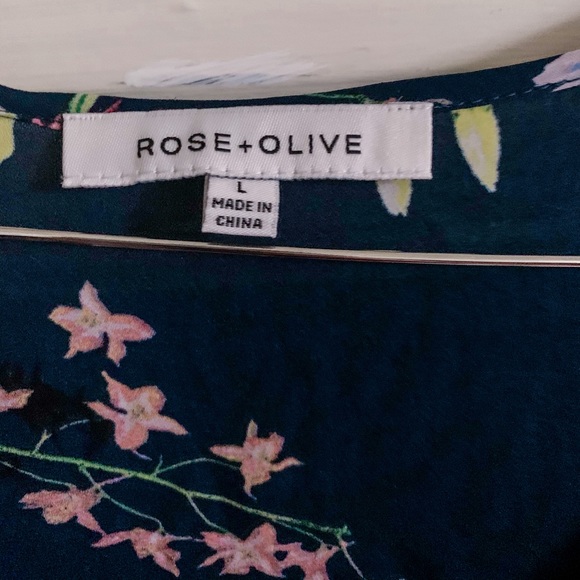 Floral keyhole front sleeveless blouse - Picture 3 of 4